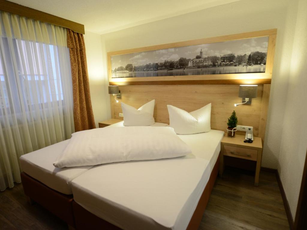 En eller flere senge i et værelse på Land-gut Hotel zum Löwen Garni