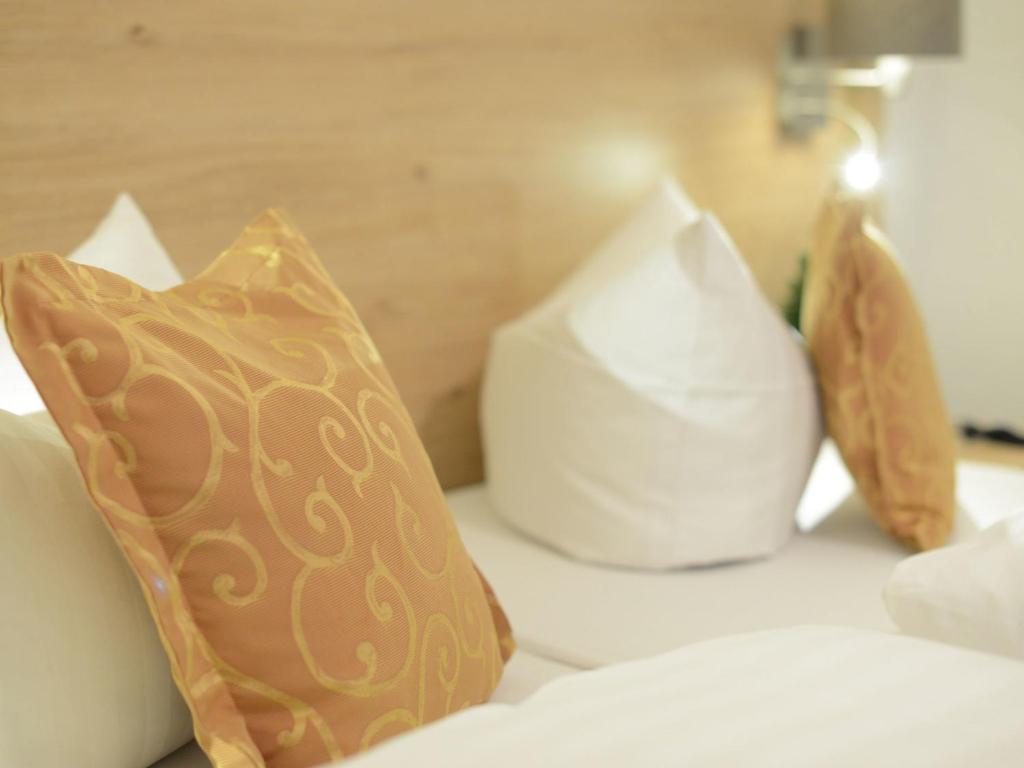 Postel nebo postele na pokoji v ubytování Land-gut Hotel zum Löwen Garni