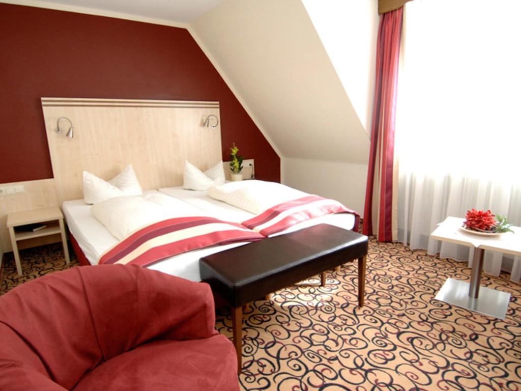 Postel nebo postele na pokoji v ubytování Land-gut Hotel zum Löwen Garni
