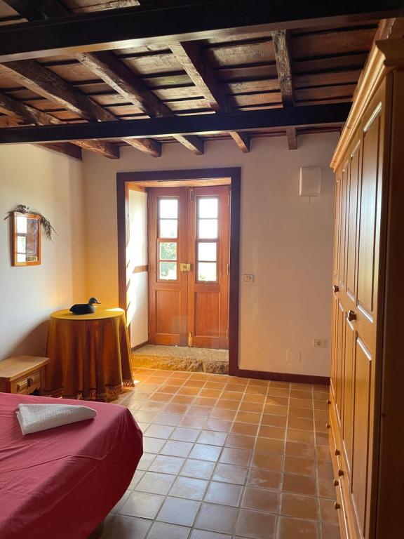 een kamer met een bed, een tafel en een deur bij Casa Gabriela in Puntallana