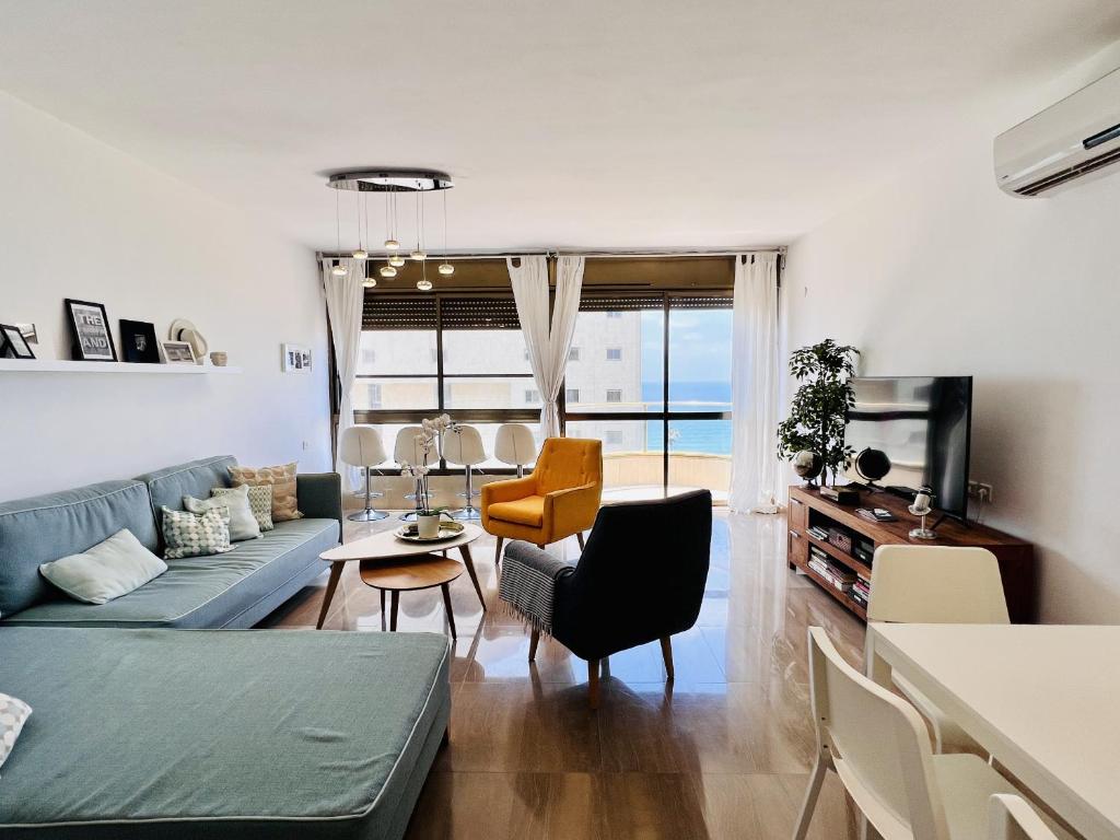 Posezení v ubytování Elegant Apt with Balcony & Sea View by FeelHome