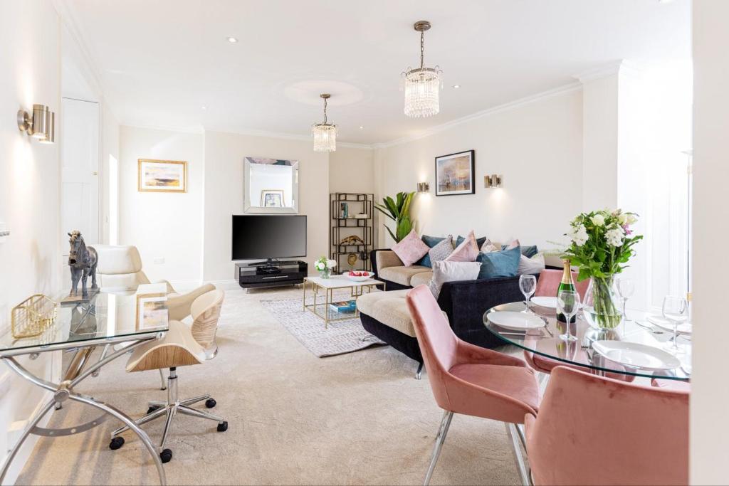 una sala de estar con un sofá y una mesa en 16 Lansdown -By Luxury Apartments, en Cheltenham