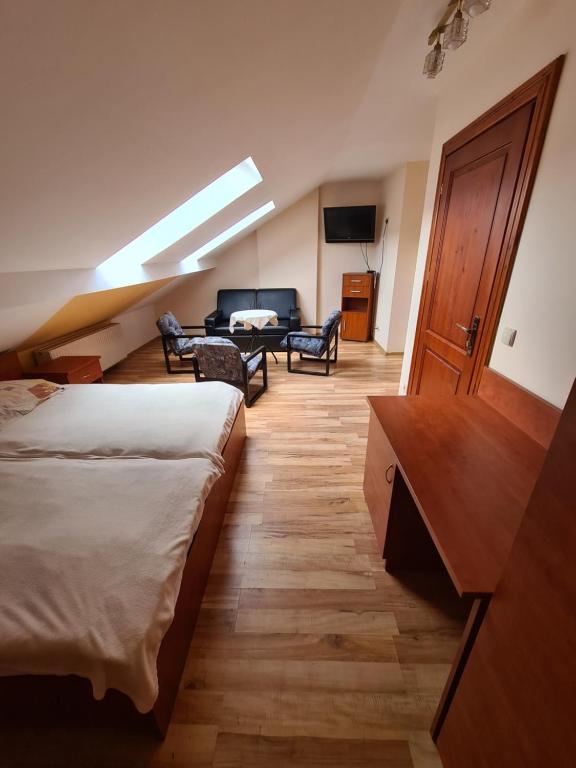 ズバルドンにあるGościniec Halkaのベッドルーム1室(ベッド2台付)、リビングルームが備わります。