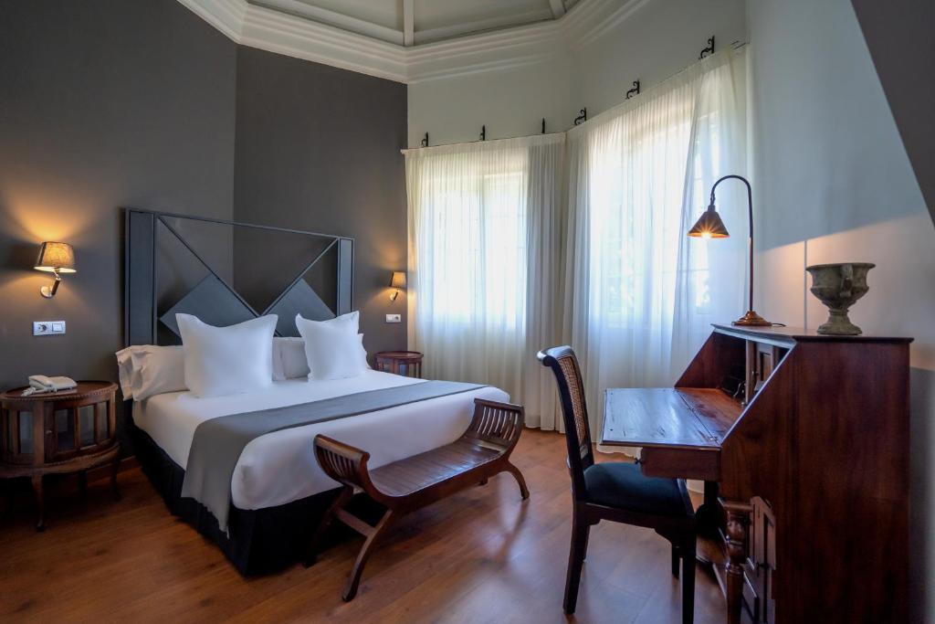 Postel nebo postele na pokoji v ubytování Hotel Torres de Somo