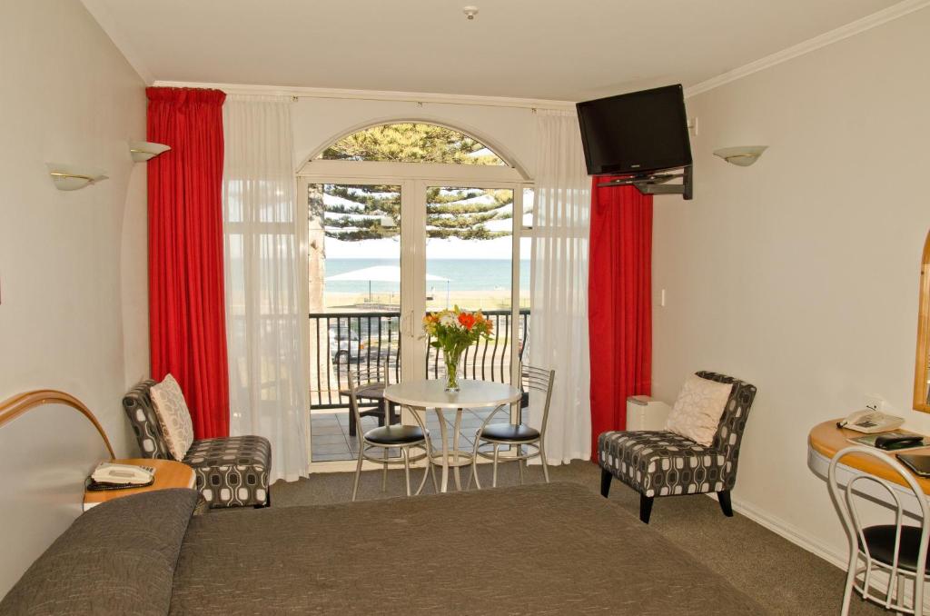 TV a/nebo společenská místnost v ubytování Beachfront Motel