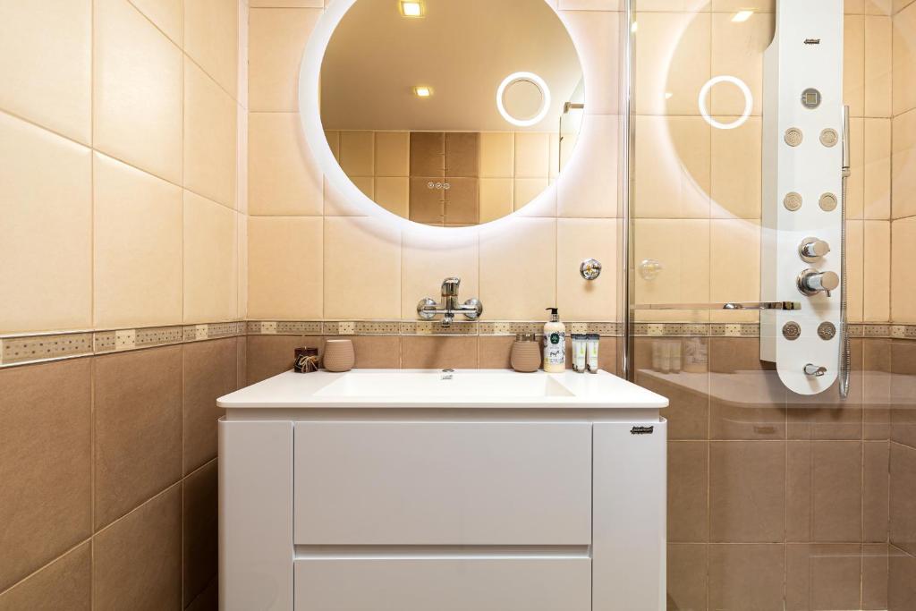 A bathroom at Centrally-located 1BD Apartment near Kapana by Flat Mаnager