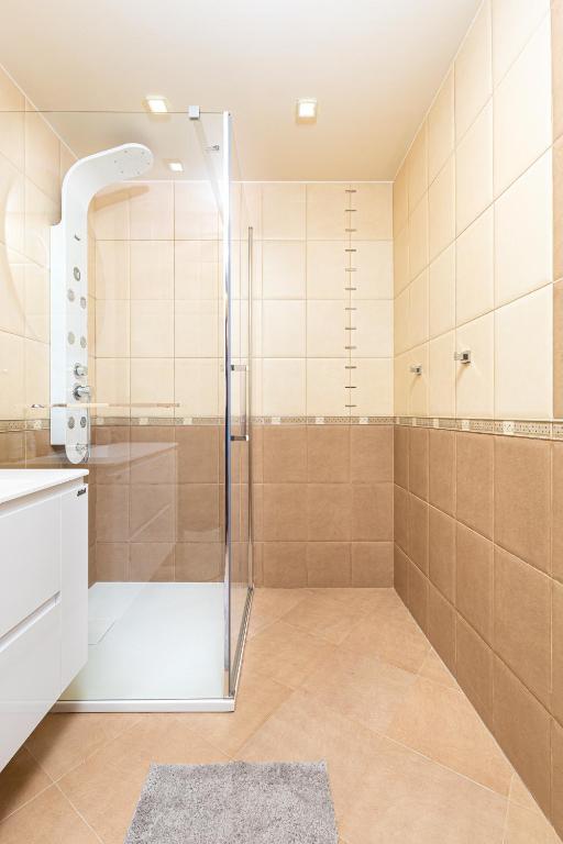 A bathroom at Centrally-located 1BD Apartment near Kapana by Flat Mаnager