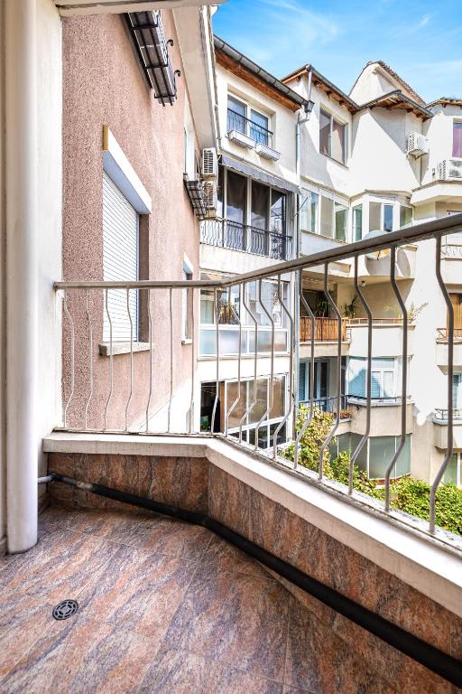 A balcony or terrace at Centrally-located 1BD Apartment near Kapana by Flat Mаnager