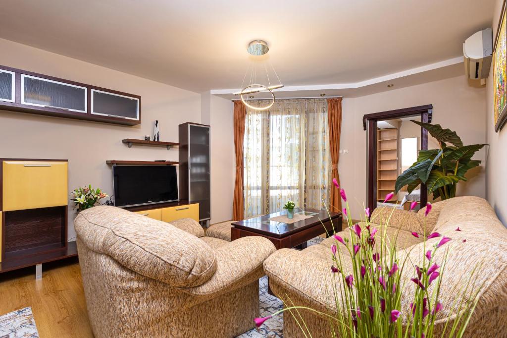 A television and/or entertainment centre at Centrally-located 1BD Apartment near Kapana by Flat Mаnager