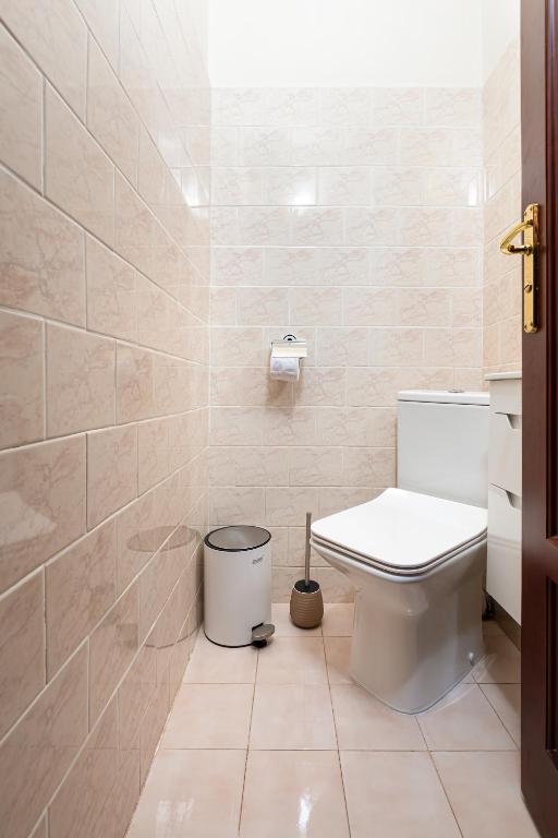A bathroom at Centrally-located 1BD Apartment near Kapana by Flat Mаnager