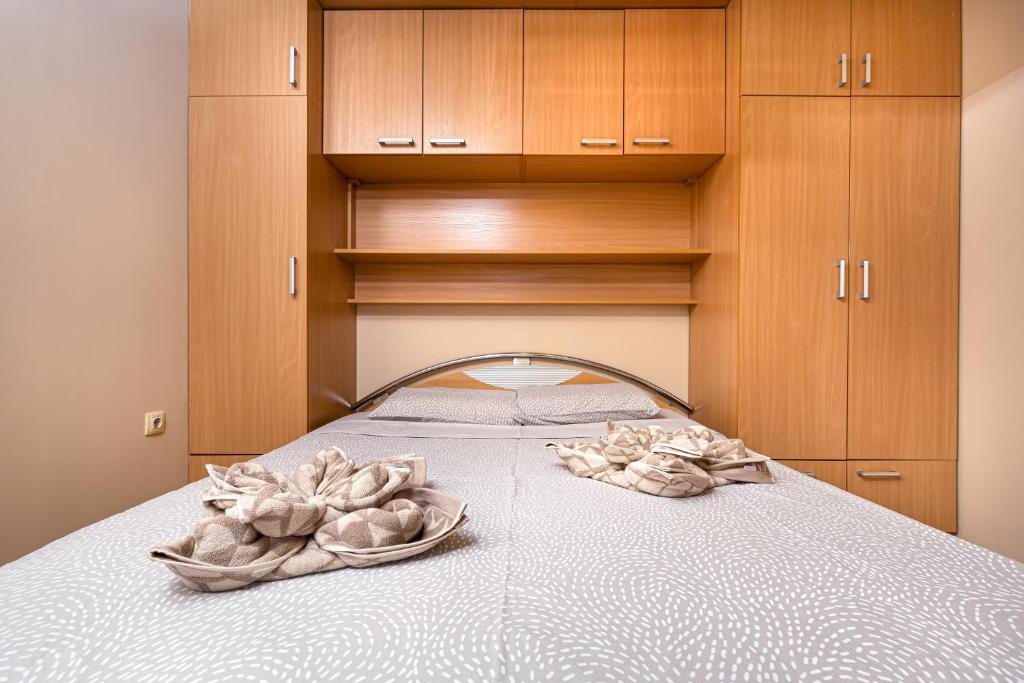 A bed or beds in a room at Centrally-located 1BD Apartment near Kapana by Flat Mаnager