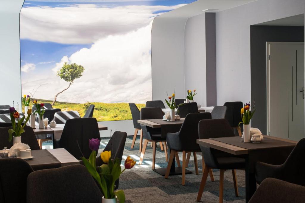 Reštaurácia alebo iné gastronomické zariadenie v ubytovaní Hotel Horyzont