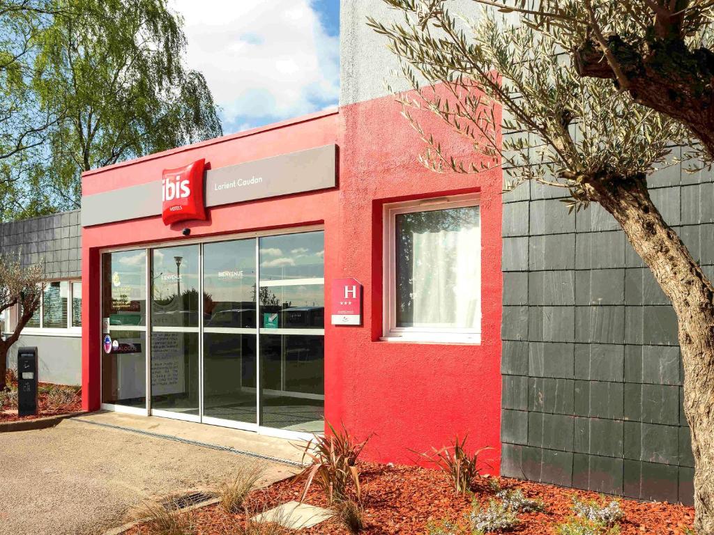 a red building with a ups sign on it at ibis Lorient Centre Hôtelier in Caudan