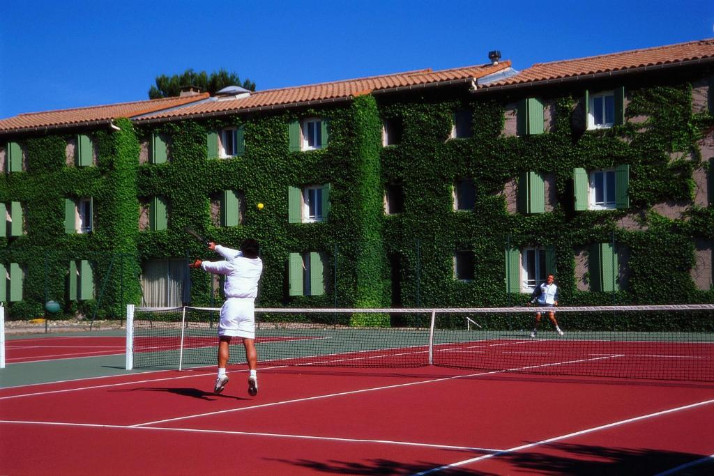 Tenis a/nebo squash v ubytování Logis Hotel Restaurant Uzès Pont du Gard nebo okolí