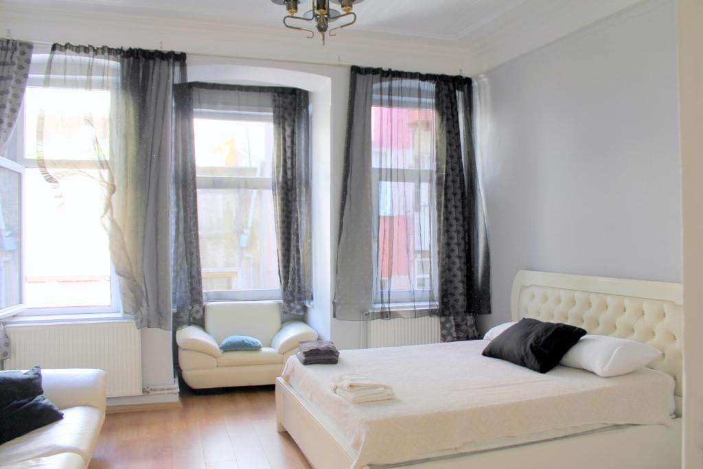 - une chambre avec un lit, un canapé et des fenêtres dans l'établissement For those who want to be close to Beyoğlu İstiklal street, à Istanbul