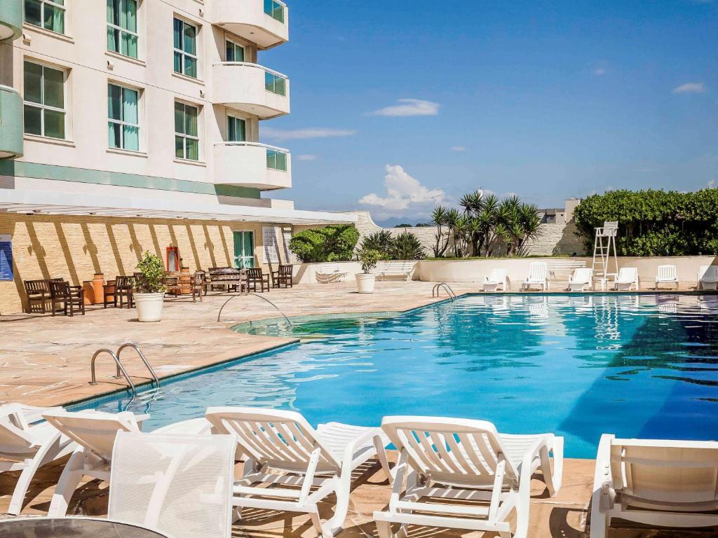 Bazén v ubytování Mercure Macae nebo v jeho okolí