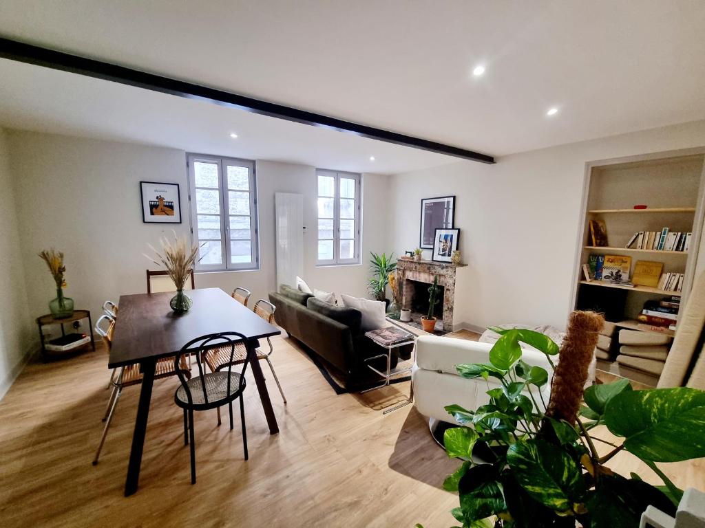 un salon avec une table et un canapé dans l'établissement Maison très agréable et calme avec terrasse en centre ville, à Angoulême