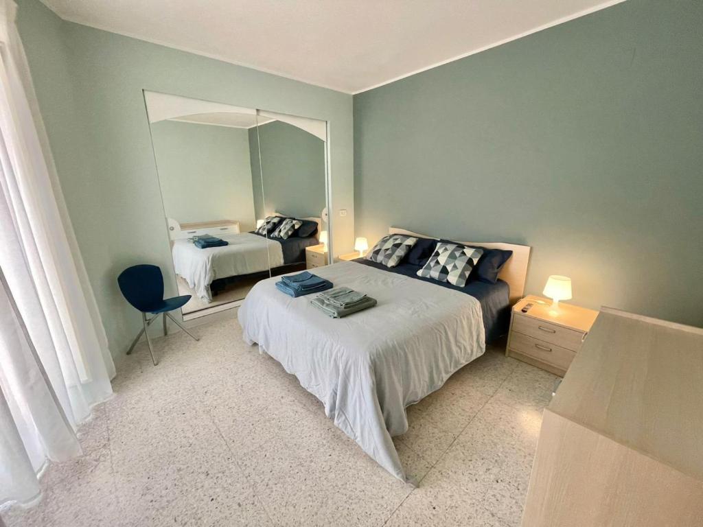 een slaapkamer met een bed en een grote spiegel bij B&B La finestra sulle Mainarde - Isernia in Isernia