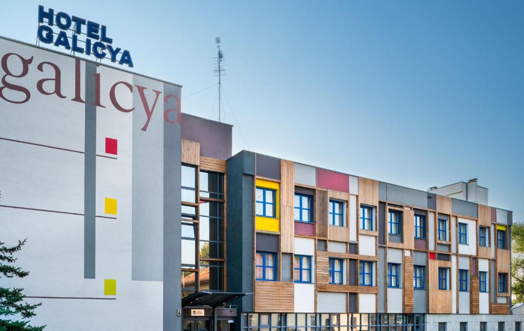 un edificio con una señal para la galería del hotel en Hotel Galicya, en Cracovia