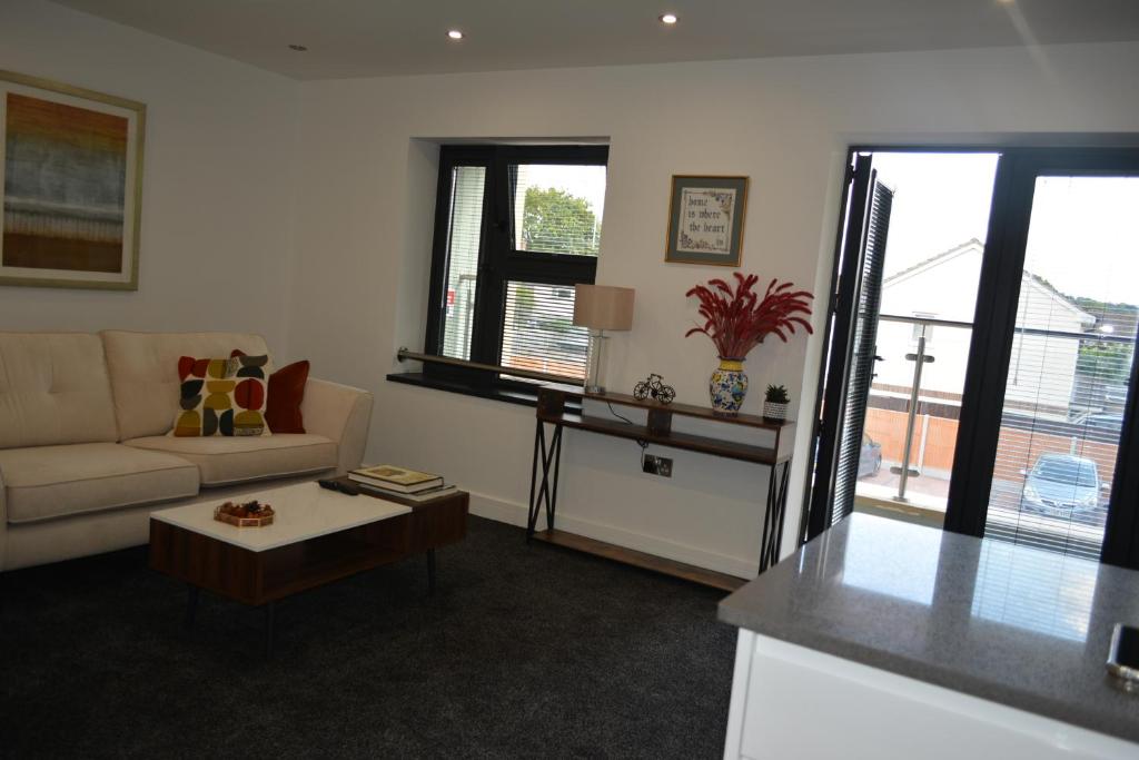 a living room with a couch and a table at Cozy & Bright 2-Bedroom Apartment with Large Balcony and Free Parking in Oxford