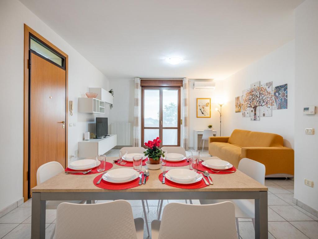 comedor con mesa y sillas en la sala de estar en Ca' Mastro Bright Flat with parking, en Tavullia