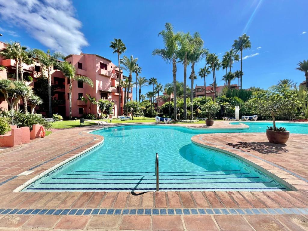 Bazén v ubytovaní Alicate BeachFront Marbella - EaW Homes alebo v jeho blízkosti
