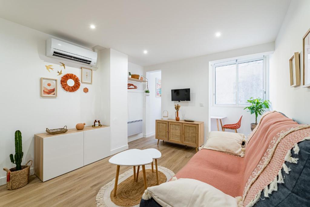 un salon avec un canapé et une table dans l'établissement Le Pitchou par Dodo à Cassis, à Cassis