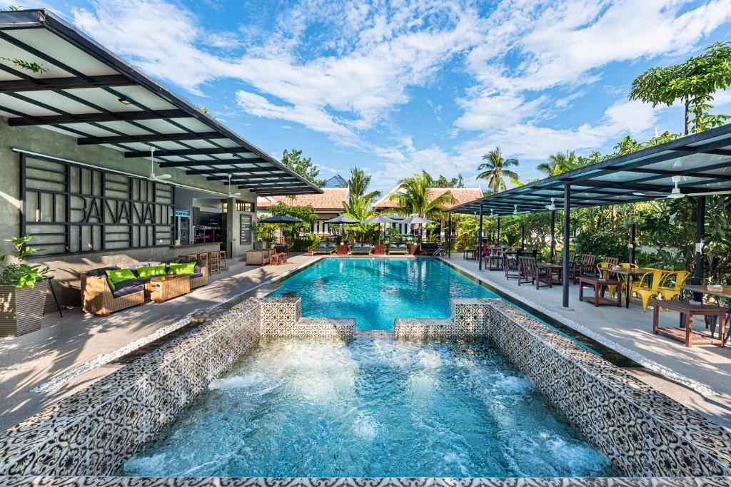 a swimming pool in the middle of a house at Banana Resort, le petit nid de Caro in Phumĭ R&eacute;ach Born