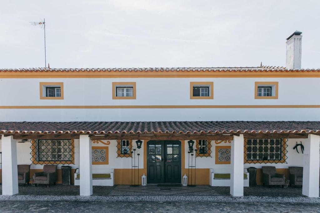 弗隆泰拉的住宿－Monte dos Aroeirais，白色的房子,设有绿门
