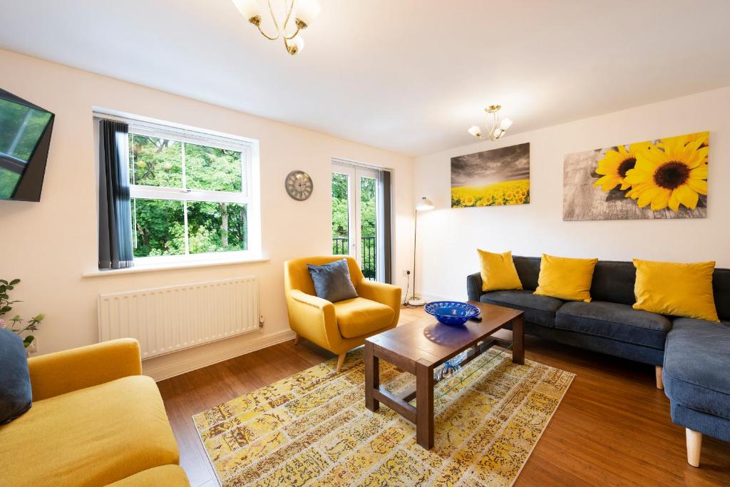 Blaisedell House by Cliftonvalley Apartments في بريستول: غرفة معيشة مع أريكة وكراسي وطاولة