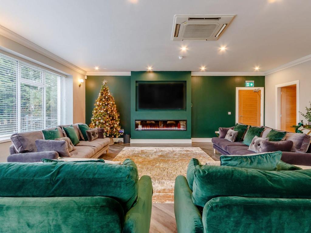 ein Wohnzimmer mit Sofas und einem Weihnachtsbaum in der Unterkunft Fairview in Penicuik