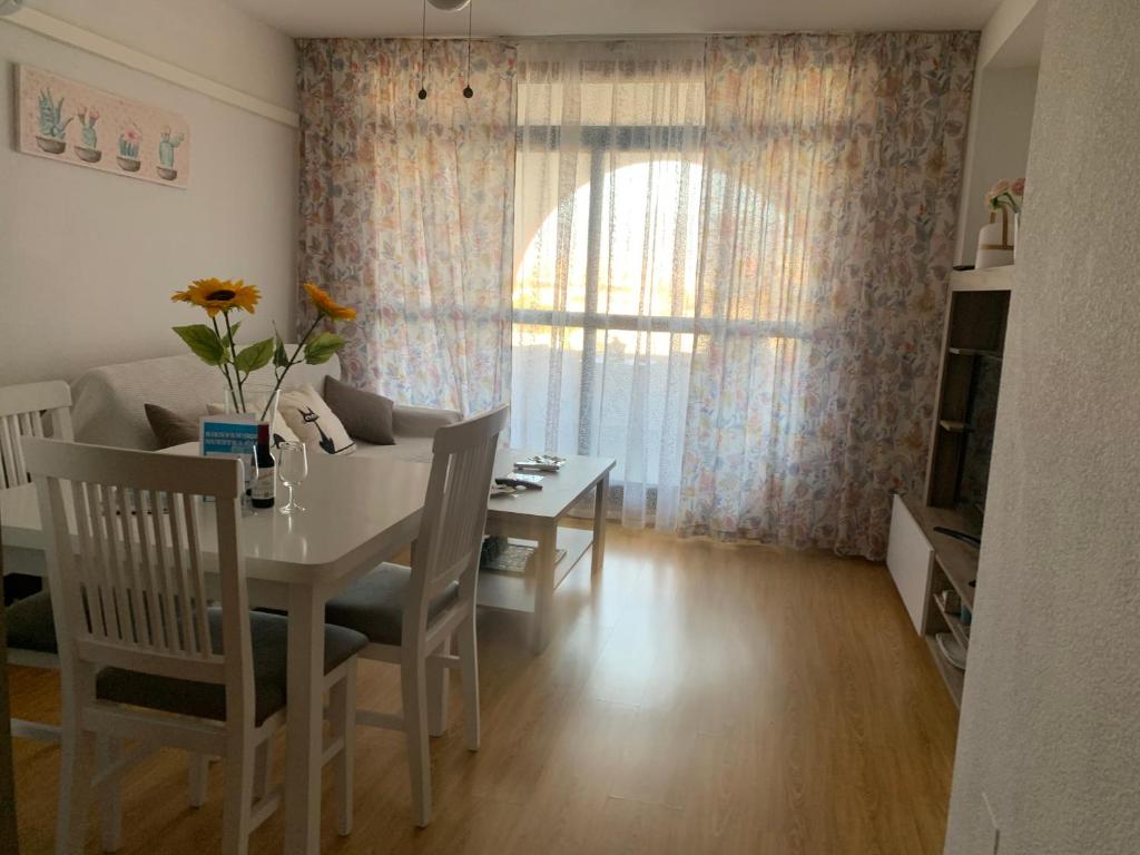 uma cozinha e sala de jantar com mesa e cadeiras em Estudio Roquetas em Roquetas de Mar