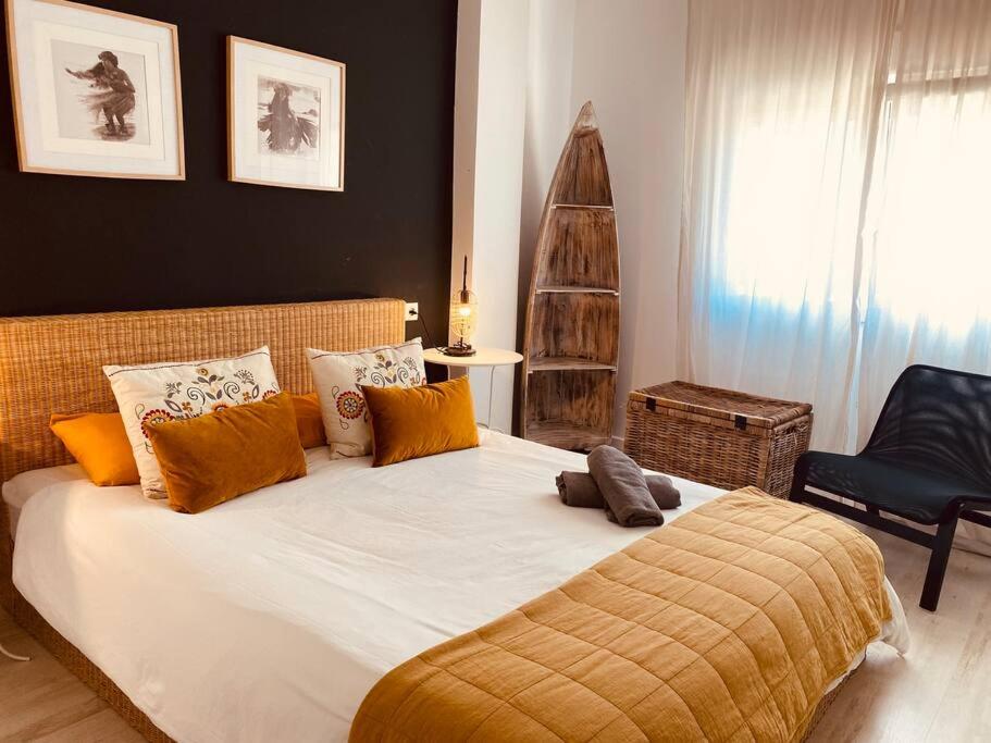 1 dormitorio con 1 cama grande y 1 silla en BEACH HOUSE ! en Tarifa