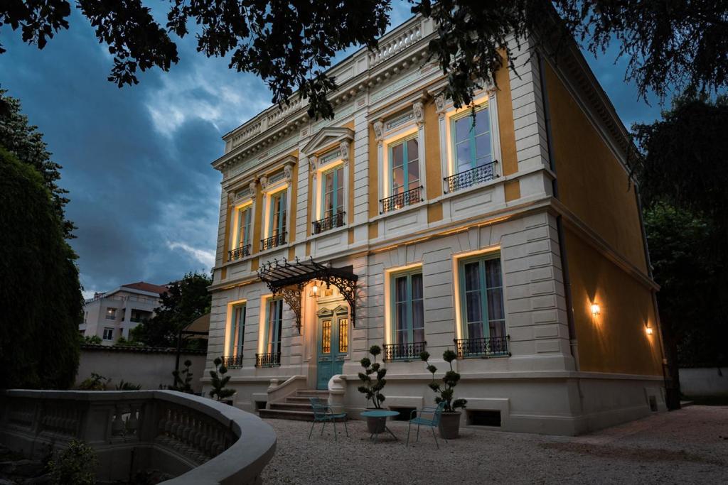 un gran edificio blanco con luces encendidas en Villa 216, en Lyon