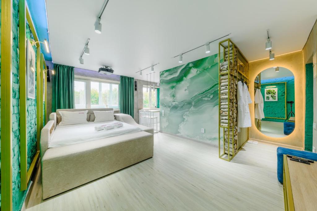 - une chambre avec un lit et une peinture murale dans l'établissement Квартира-студия c домашним кинотеатром Ocean, à Petropavlovsk-Kamtchatski