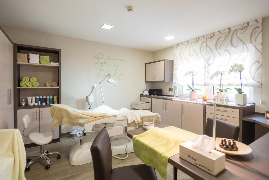 a dental room with a dental clinic at Hotel Haus Tiefenbach in Bullange