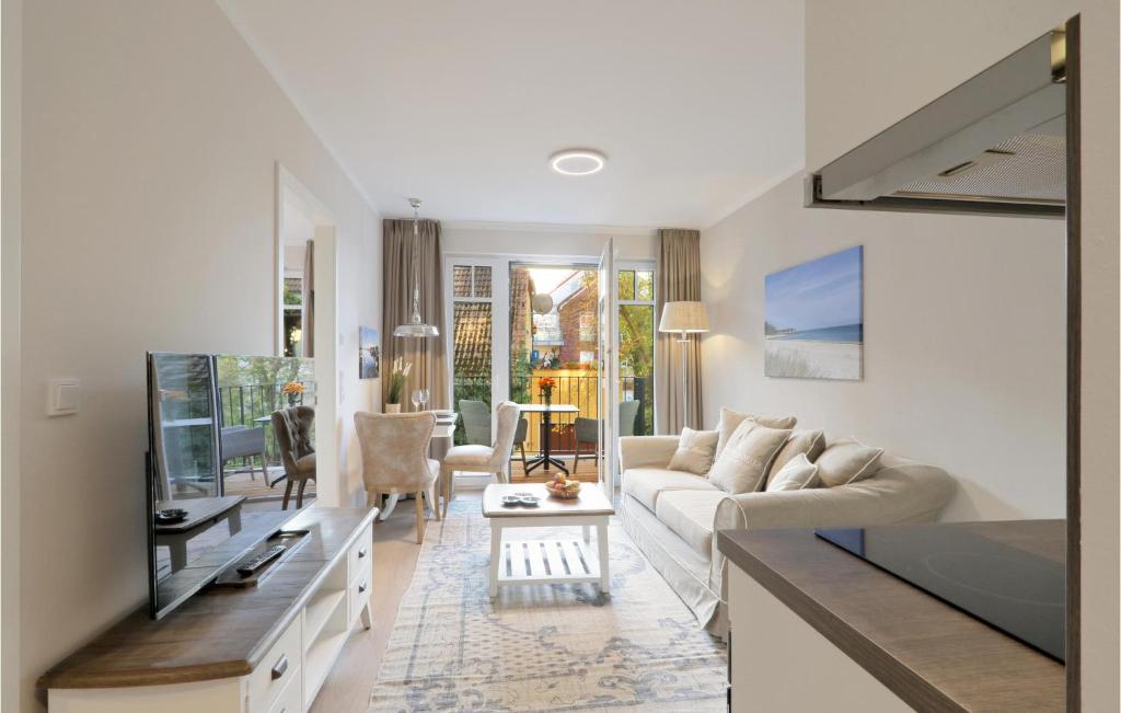 un salon avec un canapé et une télévision dans l'établissement Baltischer Hof Apartment 24, à Boltenhagen