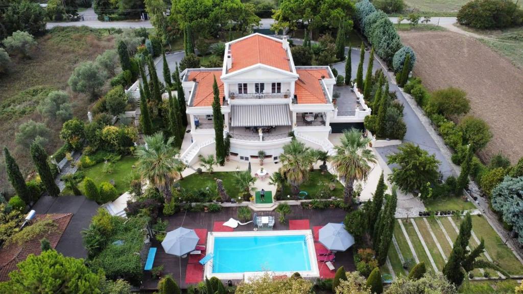 una vista aérea de una mansión con piscina en Villa Elena, en Perea