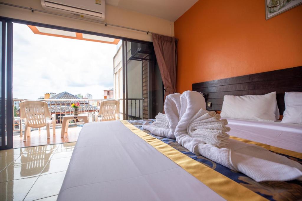 Postel nebo postele na pokoji v ubytování Lily Holiday hotel 百合假日酒店