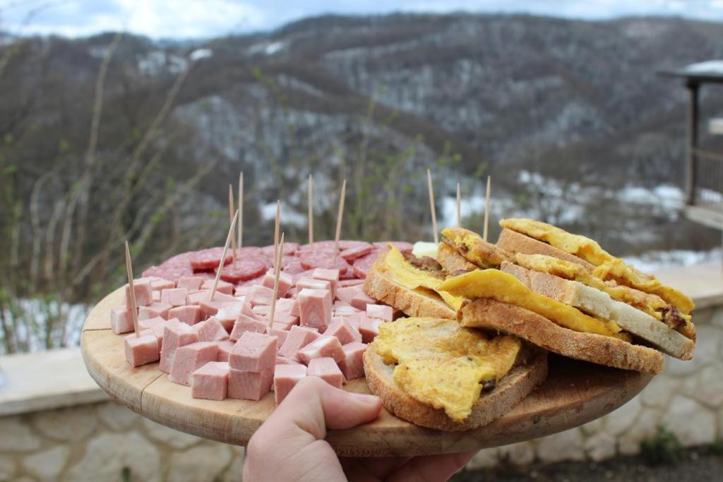 uma pessoa segurando um prato com um prato de alimentos em La brigantessa em Sante Marie