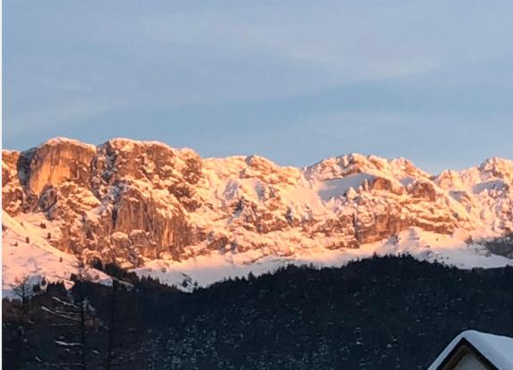 Una vista de una montaña con nieve. en CRÊTES DU VERCORS VUE MAGNIFIQUE, en Villard-de-Lans