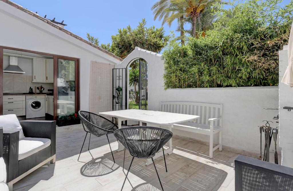 un patio con tavolo e sedie e una cucina di Casa Alegría - Family home 1 km from Marbella Center a Marbella