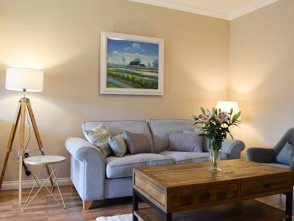 Craigmore View-uk34220 في أبرفويل: غرفة معيشة مع أريكة وطاولة