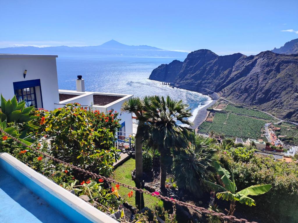 een uitzicht op de oceaan vanuit een huis bij Casa Luz in Hermigua