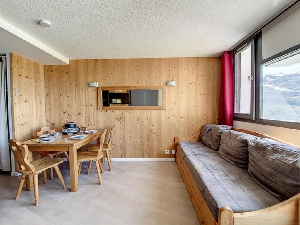uma sala de estar com um sofá e uma mesa em Appartement Les Menuires, 2 pièces, 4 personnes - FR-1-344-969 em Les Menuires