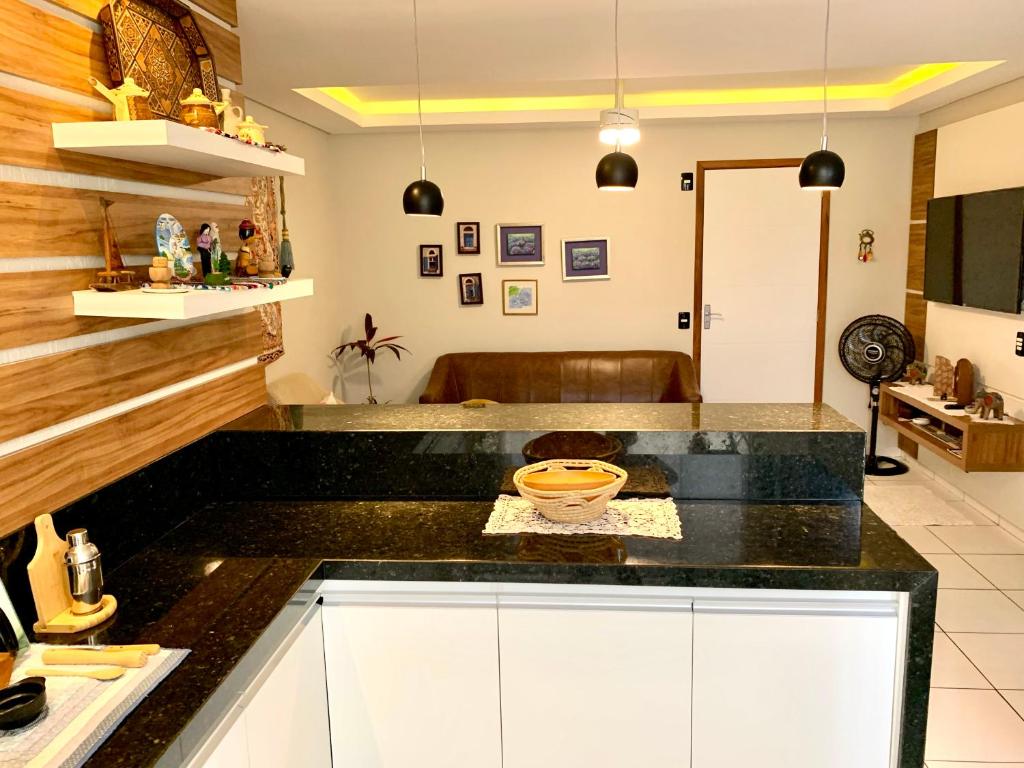 eine Küche mit einer schwarzen Arbeitsplatte in einem Zimmer in der Unterkunft Apto Ubatuba home - Centro c vista in Ubatuba