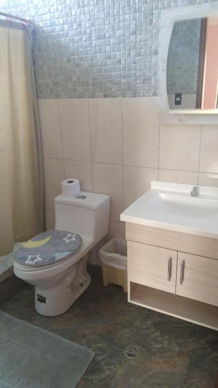 a bathroom with a toilet and a sink at Casa de Alexita in Puerto Baquerizo Moreno