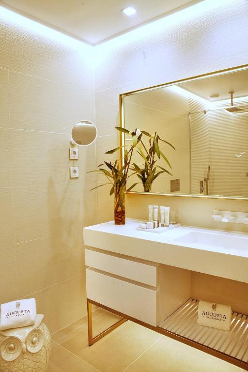 Un baño de Augusta Eco Wellness Resort 4 Superior