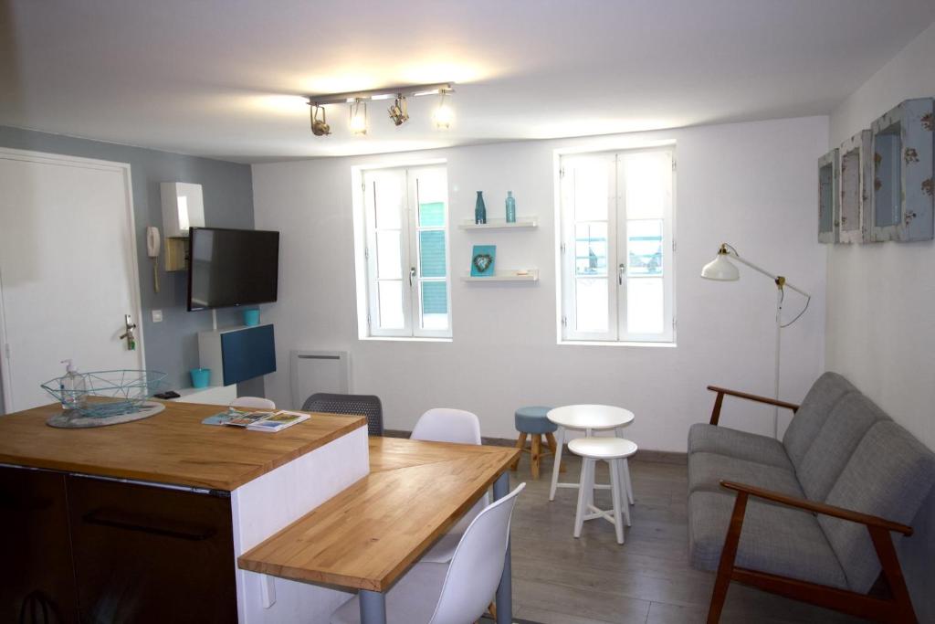 Televízia a/alebo spoločenská miestnosť v ubytovaní Cosy Apartment In The Center Of La Flotte