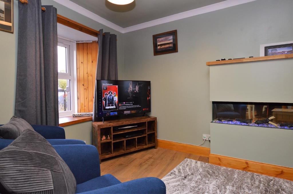 TV a/nebo společenská místnost v ubytování Chapelton Cottage